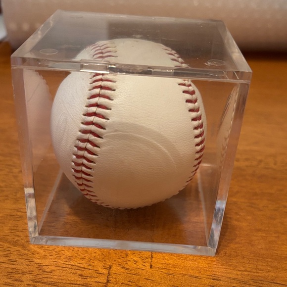 Mets Logo Baseball In Display - Picture 5 of 7